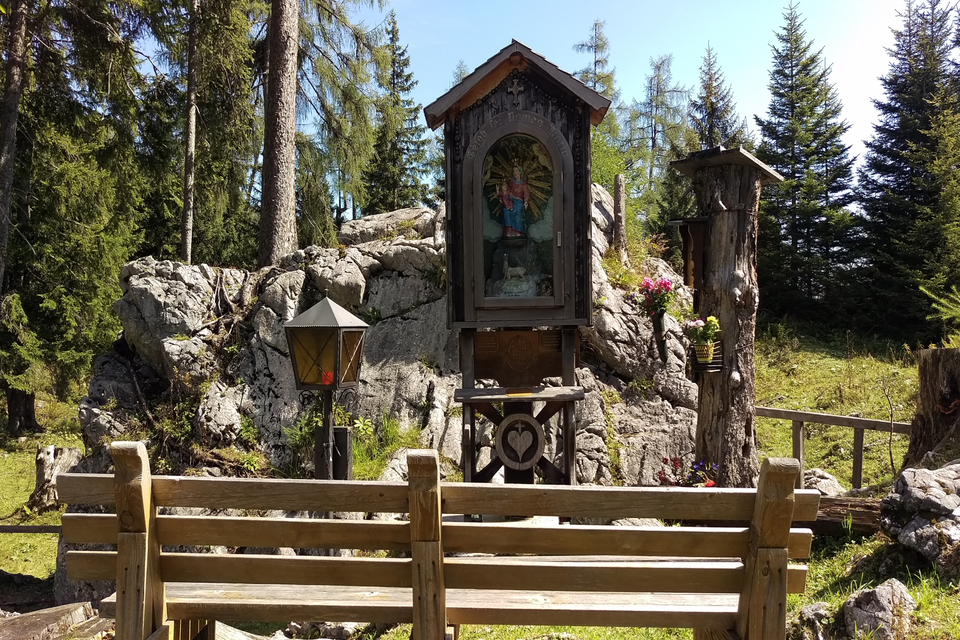 Eine kleine Kapelle umgeben von Bäumen und Felsen. Eine Bank lädt zum Verweilen und betrachten der ruhigen Umgebung ein. | © TVB Ausseerland Salzkammergut_Arzberger