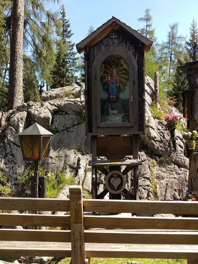 Eine kleine Kapelle umgeben von Bäumen und Felsen. Eine Bank lädt zum Verweilen und betrachten der ruhigen Umgebung ein. | © TVB Ausseerland Salzkammergut_Arzberger