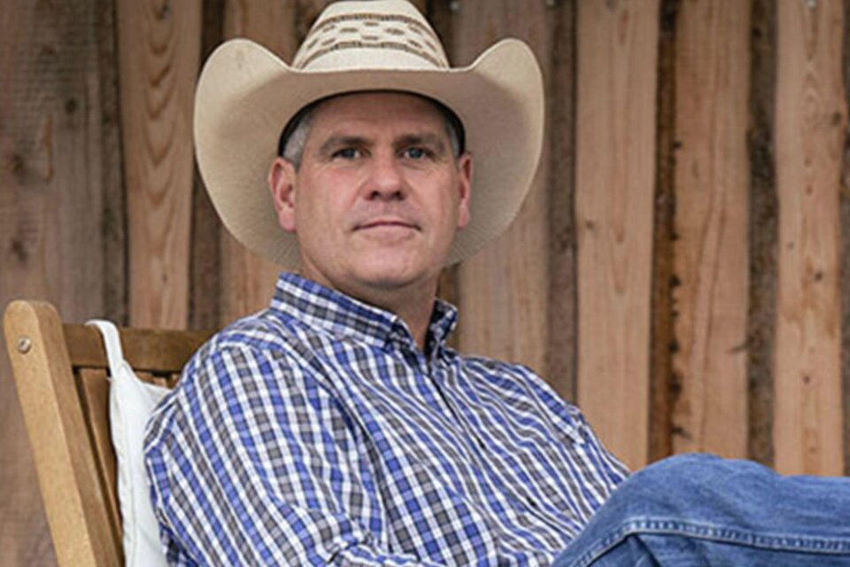 Bernd Hackl schaut freundlich und zufrieden in die Kamera. Er trägt ein kariertes Hemd und trägt einen Cowboyhut.  | © Bernd Hackl
