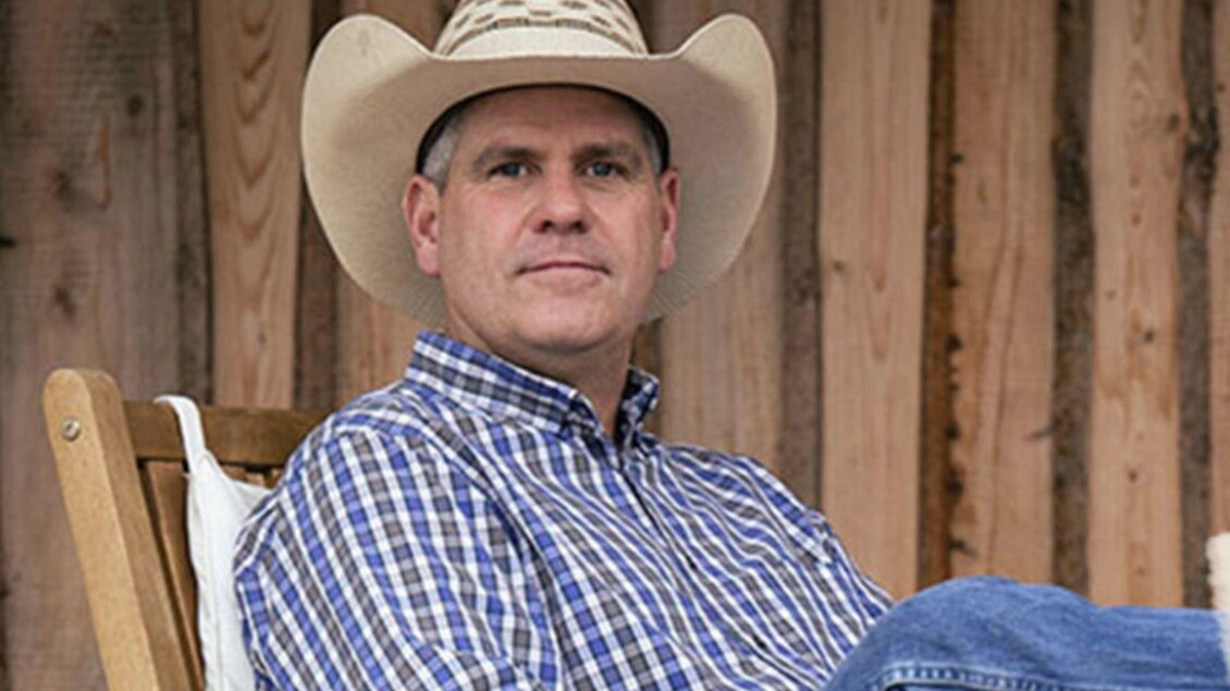 Bernd Hackl schaut freundlich und zufrieden in die Kamera. Er trägt ein kariertes Hemd und trägt einen Cowboyhut.  | © Bernd Hackl