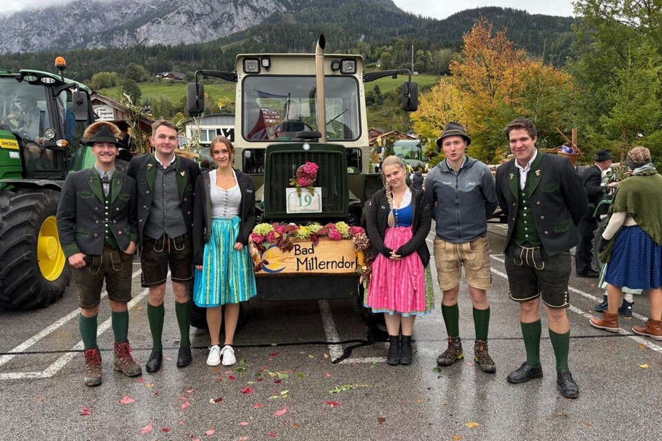 Ein Gruppenbild der Landjugend Bad Mitterndorf vor einem festlich geschmückten Traktor, passend zum Bezirkserntedankfest des vergangenen Jahres. | © Landjugend Bad Mitterndorf