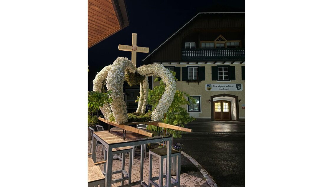 Vor dem Gemeindeamt von Bad Mitterndorf präsentiert sich in den nächtlichen Stunden die prunkvolle Erntedankkrone der Landjugend Bad Mitterndorf. | © Landjugend Bad Mitterndorf
