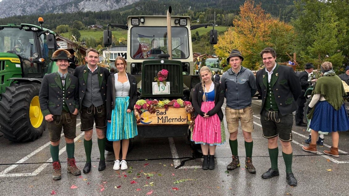 Ein Gruppenbild der Landjugend Bad Mitterndorf vor einem festlich geschmückten Traktor, passend zum Bezirkserntedankfest des vergangenen Jahres. | © Landjugend Bad Mitterndorf