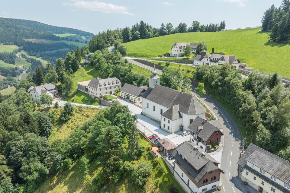 Ein malerisches Dorf inmitten von Hügeln und Wäldern. Die Häuser sind schön verteilt, umgeben von üppigem Grün und einer klaren Aussicht. | © Oststeiermark Tourismus