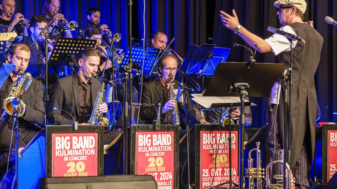 Eine Big Band spielt live auf der Bühne. Der Trompeter steht im Vordergrund und spielt leidenschaftlich. | © Tourismusverband Oststeiermark
