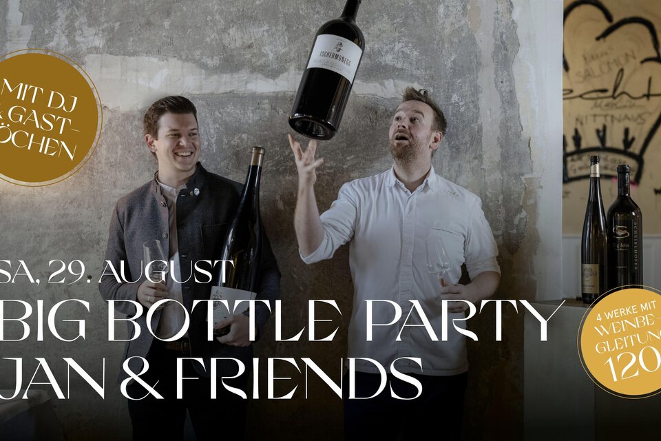 Jan Aigner und Alexander Meier jonglieren neben kulinarischen Köstlichkeiten auch Weine in der Big Bottle. | © Tourismusverband Oststeiermark