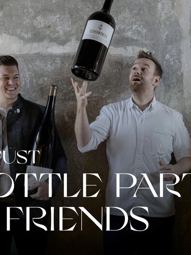 Jan Aigner és Alexander Meier kulináris finomságok mellett borokat is zsonglőrködnek a Big Bottle-ban. | © Tourismusverband Oststeiermark