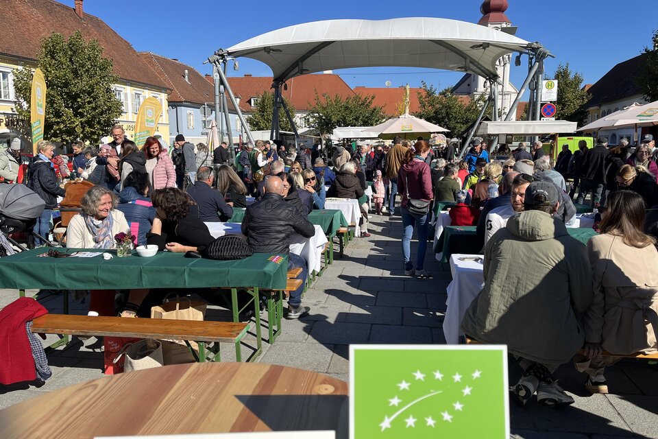 Wenn sich der Hauptplatz in Fehring mit Leben füllt, der Duft regionaler Köstlichkeiten durch die Luft zieht und fröhliches Stimmengewirr die Gassen erfüllt, dann ist es Zeit für das Biofest.

Hier trifft ehrlicher Genuss auf gelebte Regionalität. Produzentinnen und Produzenten aus der Erlebnisregion Thermen- & Vulkanland im Südosten der Steiermark laden dazu ein, ihre Vielfalt zu entdecken – mit allem, was die Natur so besonders macht. Zwischen liebevoll gedeckten Tischen, feinen Schmankerln und einem Glas Wein entsteht ein Gefühl von Verbundenheit, das weit über den Moment hinaus wirkt.

Ein Fest für alle Sinne, das zeigt, wie gut das Leben schmecken kann – bewusst, regional und mit ganz viel Herz. Zu schön, um nicht da zu sein. | © BioAustria_Biofest