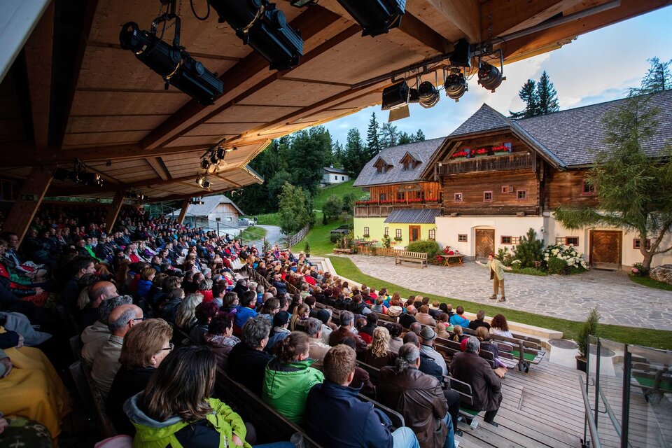 Tribüne mit Zuschauern und Blick auf die Freilichtbühne des Huab'n Theaters auf der Brandlucken | © Huab'n Theater