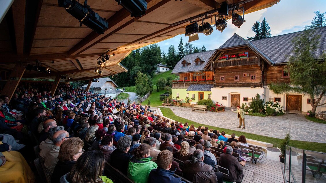 Tribüne mit Zuschauern und Blick auf die Freilichtbühne des Huab'n Theaters auf der Brandlucken | © Huab'n Theater