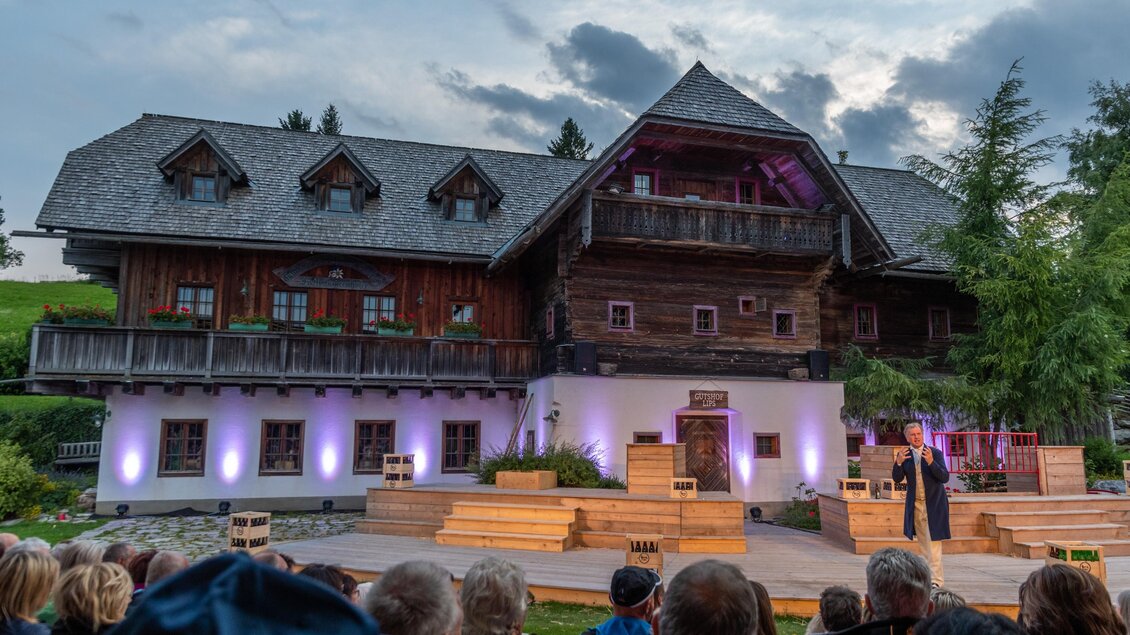 Die Brandluckner Huab'n mit Bühnenbild und Zuschauern auf der Brandlucken | © Huab'n Theater