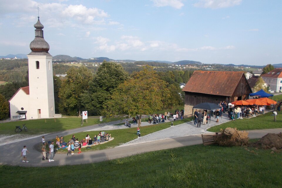 Besucher beim Kellerstöckl neben der Alten Kirche in St. Bartholomä mit Blick auf das weststeirische Hügelland. | © Hobby Bier-Brau Verein
