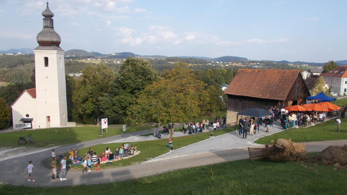 Besucher beim Kellerstöckl neben der Alten Kirche in St. Bartholomä mit Blick auf das weststeirische Hügelland. | © Hobby Bier-Brau Verein