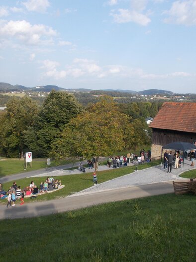 Besucher beim Kellerstöckl neben der Alten Kirche in St. Bartholomä mit Blick auf das weststeirische Hügelland. | © Hobby Bier-Brau Verein