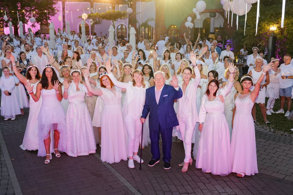 Einfach weiß & Brautkleidtreffen | © Sarah Raiser