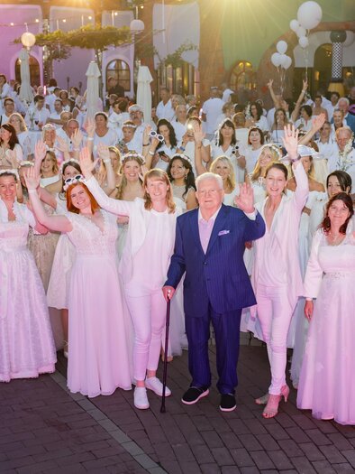 Einfach weiß & Brautkleidtreffen | © Sarah Raiser