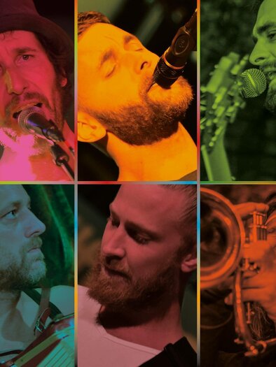 Sechs farbig beleuchtete Nahaufnahmen von männlichen Musikern auf der Bühne beim Singen und Instrumente spielen. | © Brothers van Yarns