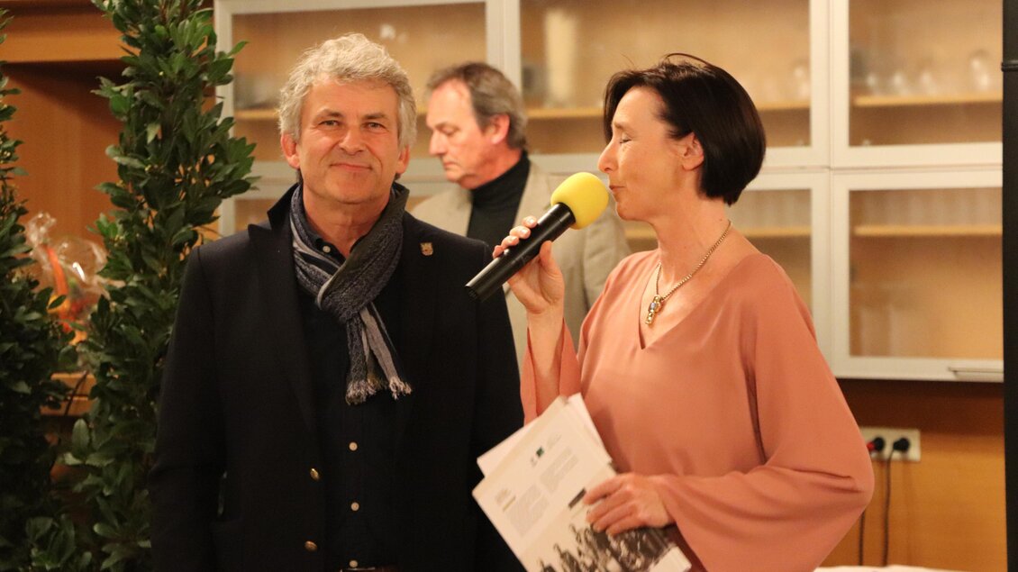 Moderatorin Hroch interviewt Bürgermeister Wolf-Maier bei einer Buchpräsentation in Vasoldsberg. | © Kultur24
