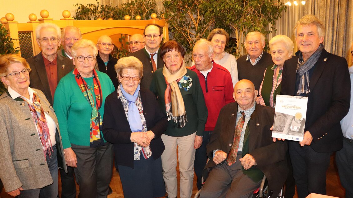 Zeitzeuginnen und Zeitzeugen mit Bürgermeister Wolf-Maier bei der Präsentation des Buches in Vasoldsberg. | © Kultur24