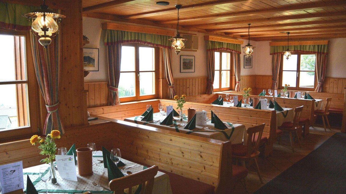 Ein gemütliches Restaurant mit holzverkleideten Wänden und Tischen, die schön gedeckt sind. Die Fenster lassen viel Tageslicht herein und sorgen für eine einladende Atmosphäre. | © Grafenwiese