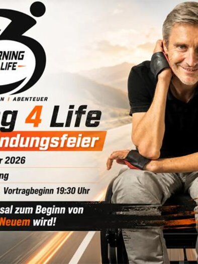 Ein Poster für die Veranstaltung "Burning 4 Life" am 16. Oktober 2026. Es zeigt einen lächelnden Mann mit einem Rollstuhl, der inspirierend wirkt, sowie relevante Veranstaltungsdetails. | © Burning 4 Life