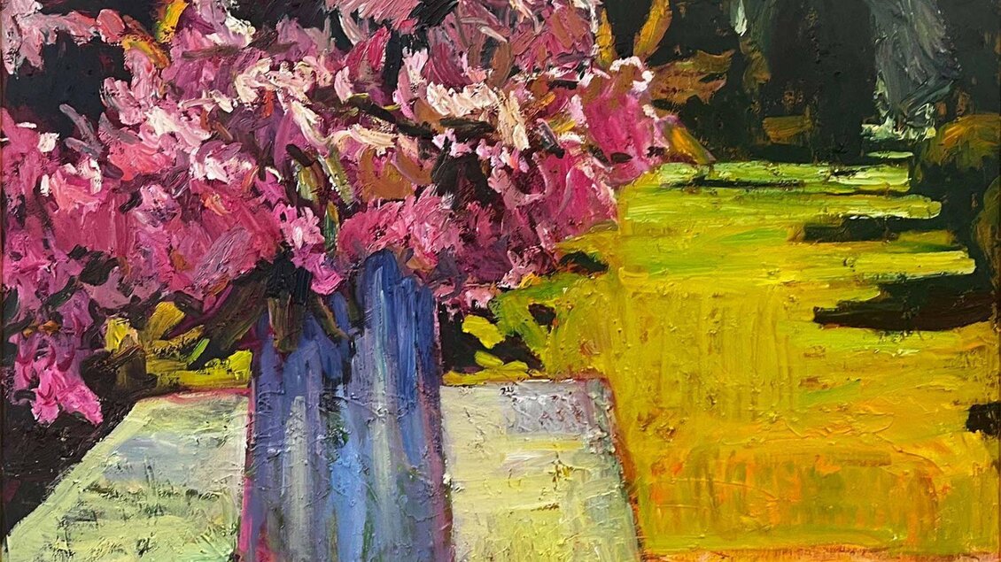 Ein Bild mit einem bunten Blumenstrauß in einer blauen Vase ist in der Galerie Taith in Altaussee zu sehen. Der Hintergrund zeigt eine grüne Wiese im Sonnenlicht. | © Taith Contemporary