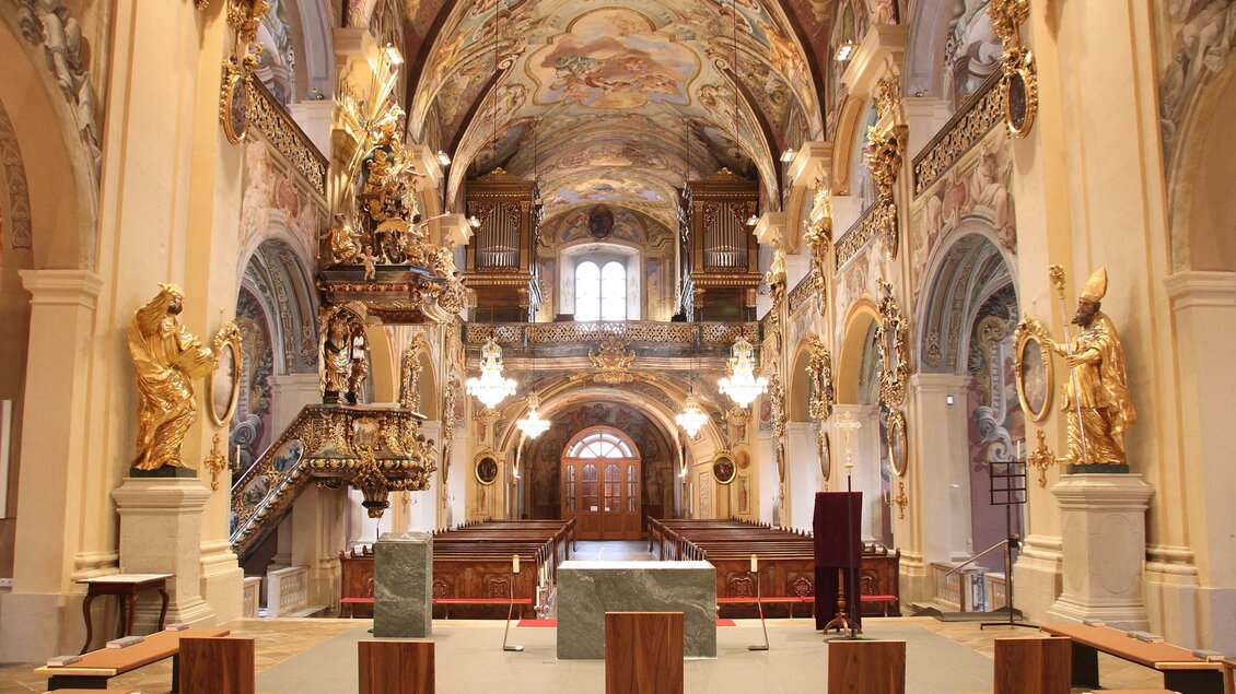 Der Innenraum der Stiftskirche mit Aussicht auf den Chorraum. | © Manfred Glössl