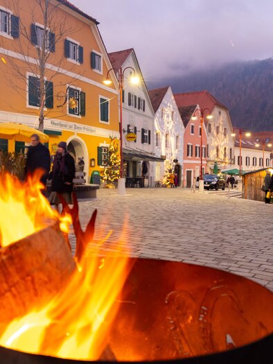 Wärmende Feuerstelle beim Christkindlmarkt in Frohnleiten | © Region Graz - Harry Schiffer