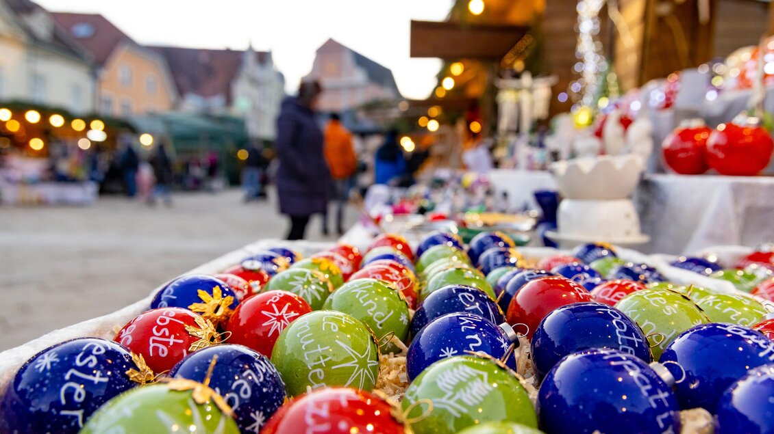 Handverzierte Weihnachtskugeln in verschiedenen Farben | © Region Graz - Harry Schiffer