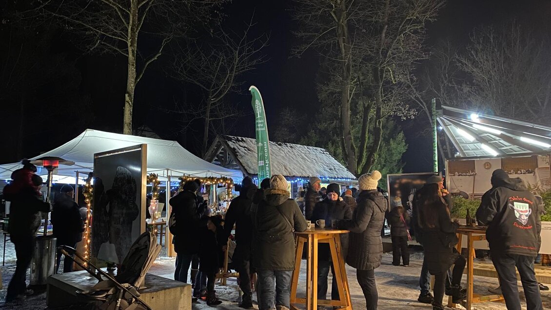 Ein lebhafter Markt bei Nacht mit vielen Menschen und festlich beleuchteten Ständen. Die Atmosphäre ist gesellig und einladend. | © Oststeiermark Tourismus