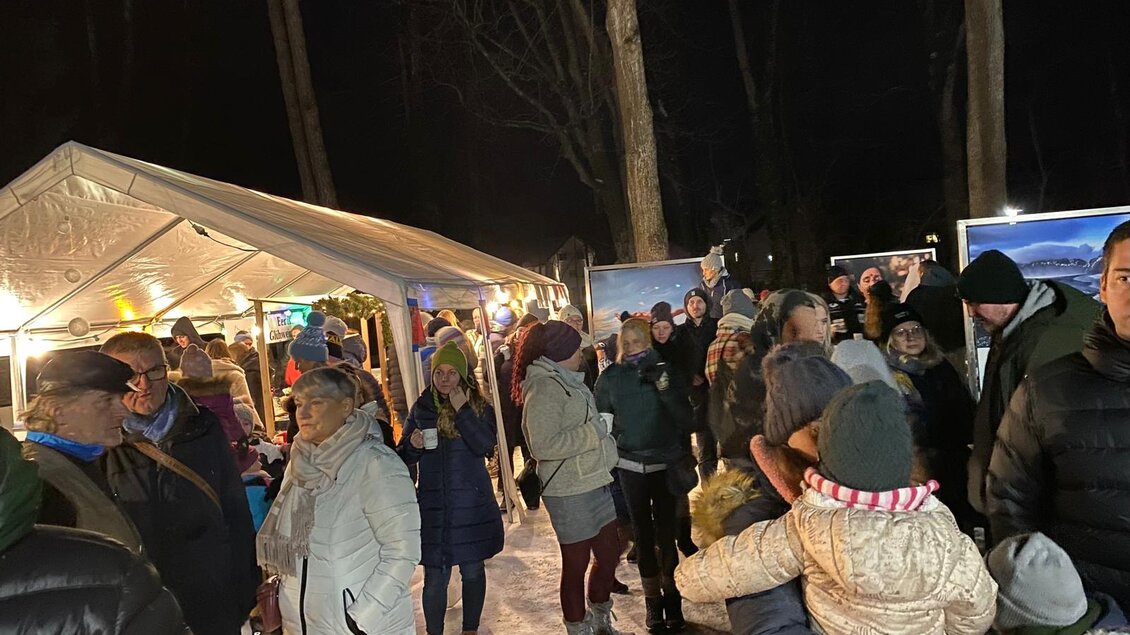 Eine belebte Winternacht mit vielen Besuchern auf einem Fest. Es gibt ein Zelt im Hintergrund und die Atmosphäre ist festlich. | © Oststeiermark Tourismus
