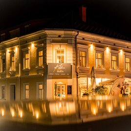 Ein schönes Gebäude mit warmem Licht in der Nacht. Es hat eine einladende Atmosphäre und eine stilvolle Fassade. | © Kaffee Stub´n