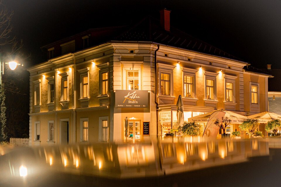 Ein schönes Gebäude mit warmem Licht in der Nacht. Es hat eine einladende Atmosphäre und eine stilvolle Fassade. | © Kaffee Stub´n
