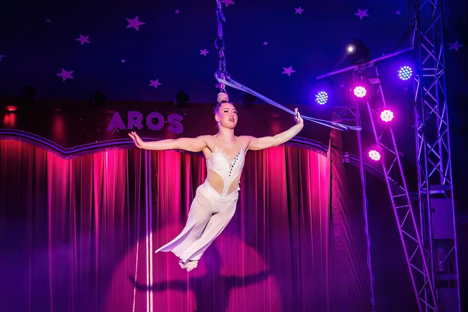 Ein bunter Zirkusplakat mit einem fröhlichen Clown. Der Clown zeigt auf den Betrachter und feiert das 25-jährige Jubiläum des Circus AROS. | © Circus Aros