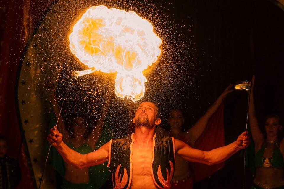 Ein bunter Hintergrund mit dem Schriftzug "CIRCUS CANDY" in großen, leuchtenden Buchstaben. Das Design hat eine festliche und fröhliche Atmosphäre. | © Circus Candy
