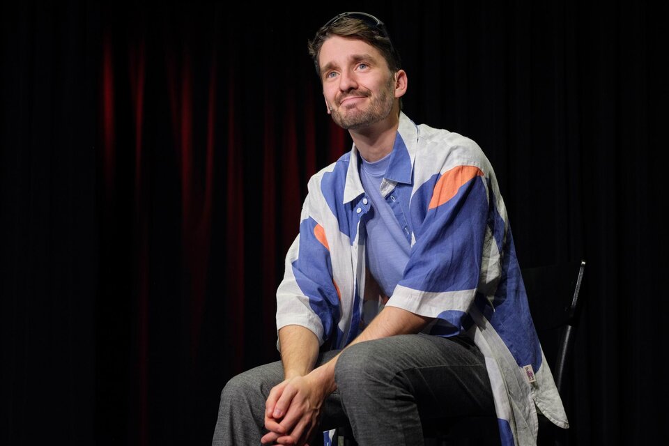 Clemens Maria Schreiner bei seinem Auftritt in Kirchberg an der Raab – humorvoll, pointiert und mit viel Bühnenpräsenz. | © Ingo Pertramer/Ernesto Gölles