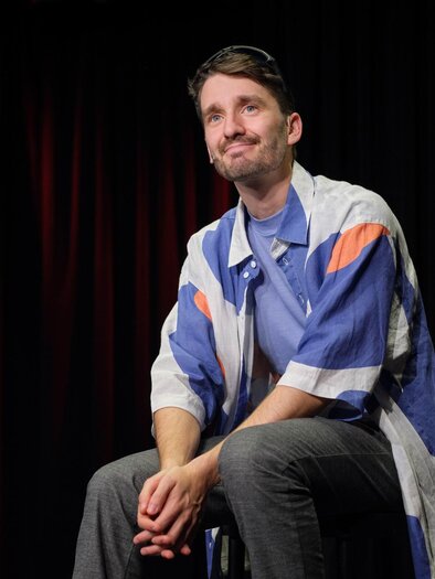 Clemens Maria Schreiner at his performance in Kirchberg an der Raab – humorous, incisive, and with a lot of stage presence. | © Ingo Pertramer/Ernesto Gölles