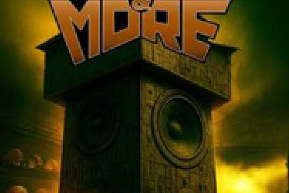 Das Bild zeigt das Logo des Core&More Festivals, das vor einer dramatischen Hintergrundbeleuchtung prangt. In der Mitte des Logos ist ein imposanter Turm zu sehen, der mit großen Lautsprechern versehen ist, die in kräftigen Farben und dynamischen Formen dargestellt werden. | © Coreandmore