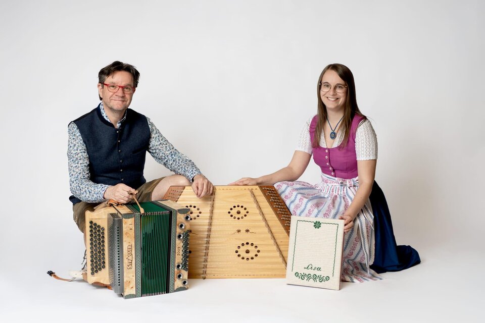 Traditionelle Volksmusik mit Harmonika und Hackbrett – musikalisches Brauchtum und gelebte Kultur beim Curkonzert in Bad Gleichenberg. | © Lenzklang