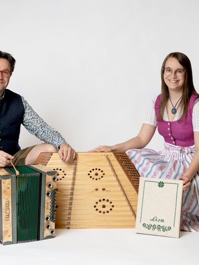Traditionelle Volksmusik mit Harmonika und Hackbrett – musikalisches Brauchtum und gelebte Kultur beim Curkonzert in Bad Gleichenberg. | © Lenzklang