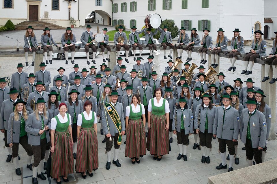 Marktmusikkapelle Straden in Tracht vor historischem Gebäude – eindrucksvolles Blasorchester und gelebte Tradition in der Erlebnisregion Thermen- & Vulkanland. | © MMK Straden