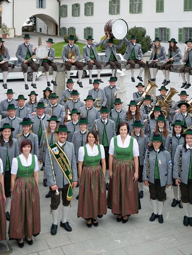 Marktmusikkapelle Straden in Tracht vor historischem Gebäude – eindrucksvolles Blasorchester und gelebte Tradition in der Erlebnisregion Thermen- & Vulkanland. | © MMK Straden