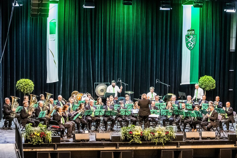 Musikverein Graz Linien auf der Bühne mit Dirigent – ein kraftvoller Klangkörper, der den Raum erfüllt und die Vielfalt der Musiktradition. | © Musikverein Graz Linien