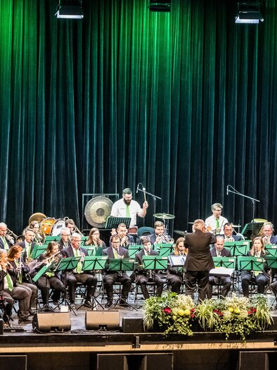 Musikverein Graz Linien auf der Bühne mit Dirigent – ein kraftvoller Klangkörper, der den Raum erfüllt und die Vielfalt der Musiktradition. | © Musikverein Graz Linien