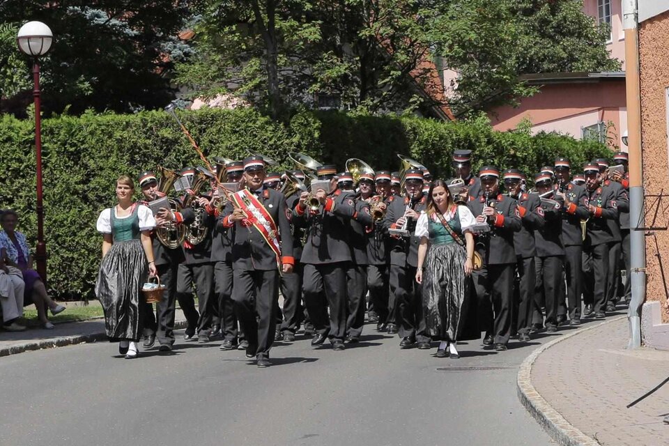 Postmusik Graz - traditioneller Musikverein beim Festumzug durch den Ort – marschierende Blaskapelle in Uniform in Bad Gleichenberg. | © Postmusik Graz
