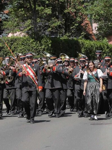 Postmusik Graz - traditioneller Musikverein beim Festumzug durch den Ort – marschierende Blaskapelle in Uniform in Bad Gleichenberg. | © Postmusik Graz