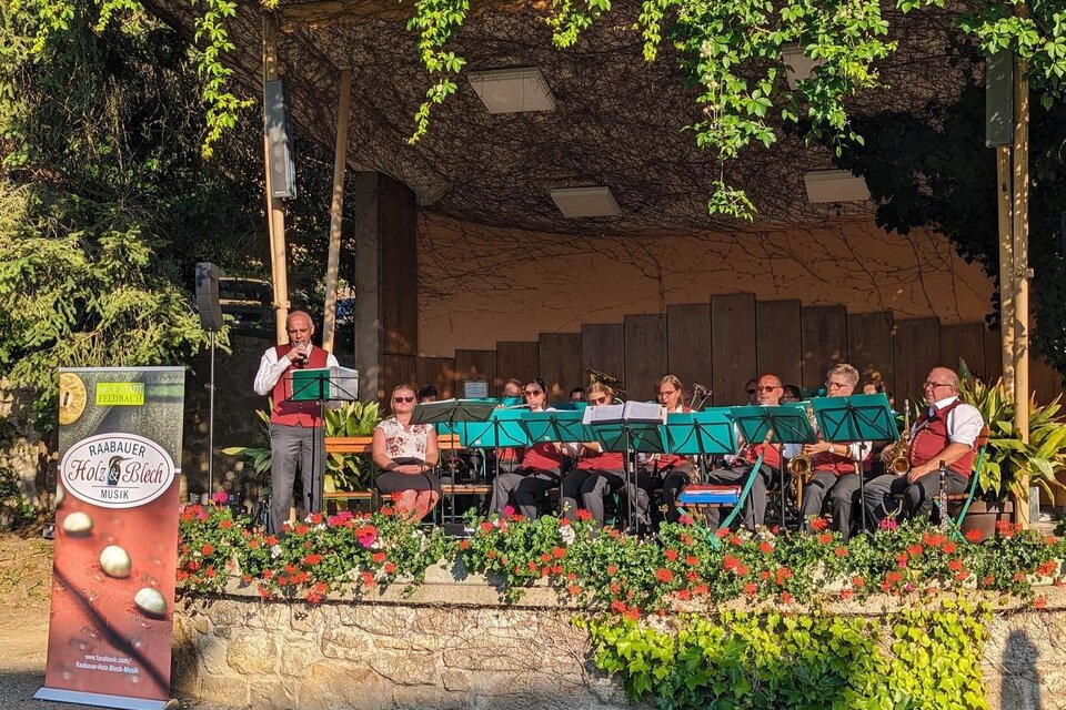 Curkonzert der Musikgruppe Raabauer Holz & Blech im Freien – stimmungsvolle Blasmusik und sommerliche Leichtigkeit in Bad Gleichenberg. | © Raabauer Holz & Blech Musik