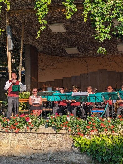 Curkonzert der Musikgruppe Raabauer Holz & Blech im Freien – stimmungsvolle Blasmusik und sommerliche Leichtigkeit in Bad Gleichenberg. | © Raabauer Holz & Blech Musik