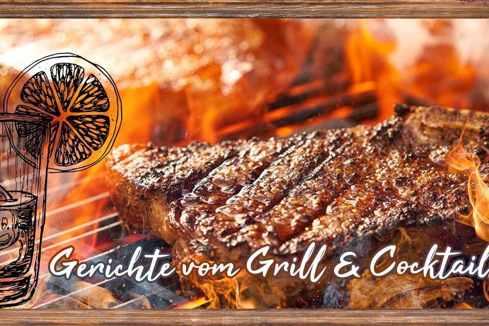 Ein saftiges Steak auf dem Grill, umgeben von Flammen. Dazu ein stilisiertes Glas mit einer Zitrone, das Cocktails symbolisiert. | © Bachwirt Prettenhofer