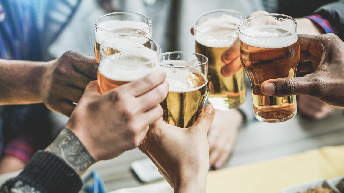 Eine Gruppe von Menschen stößt mit Biergläsern an. Die Stimmung ist festlich und gesellig. | © TVB Südsteiermark